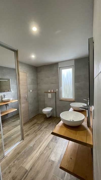 Création d'un espace salle de bain avec double vasque.