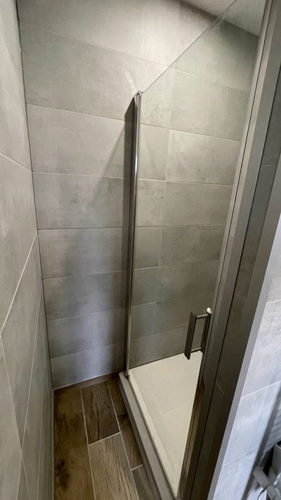 Création d'une nouvelle douche avec porte en verre à Nancy.