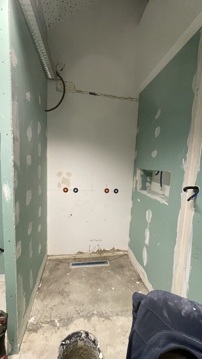 Création d'un espace douche dans une salle de bain à Bezaumont