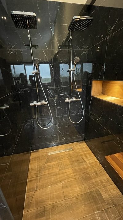 Création de douche en effet miroirs.