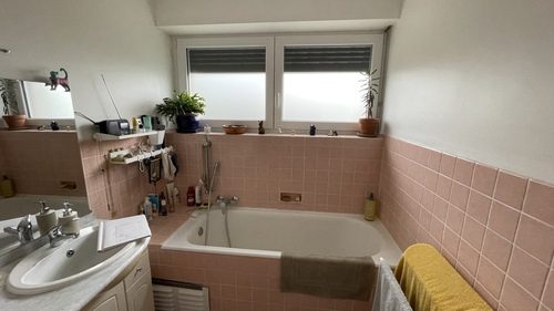 Avant les travaux d'une salle de bain rose à carreau.